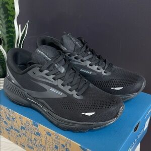 Brooks Adrenaline GTS Black Running Shoes!! NIB 🖤
